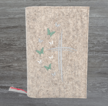 Gotteslobhülle in beige meliert, Kreuze, Schmetterlinge