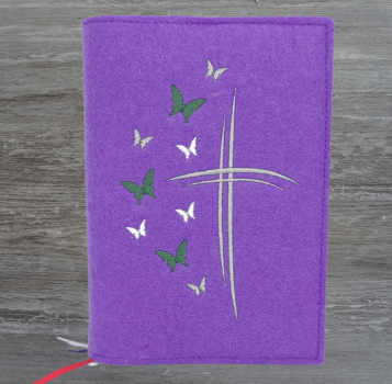 Wosadnikhülle in lavendel, Kreuze, Schmetterlinge