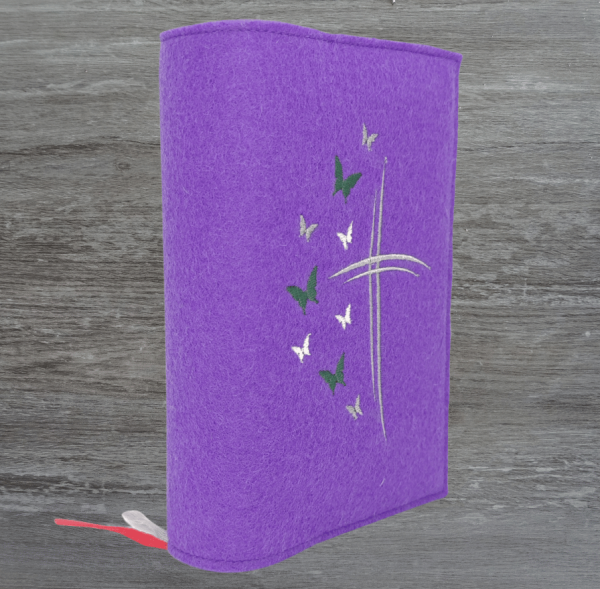 Gotteslobhülle in lavendel, Kreuze, Schmetterlinge