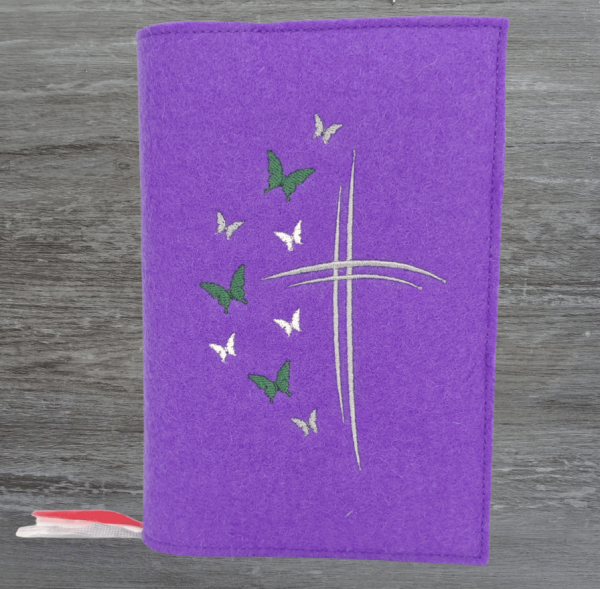 Gotteslobhülle in lavendel, Kreuze, Schmetterlinge