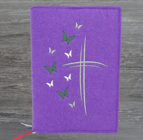 Wosadnikhülle in lavendel, Kreuze, Schmetterlinge