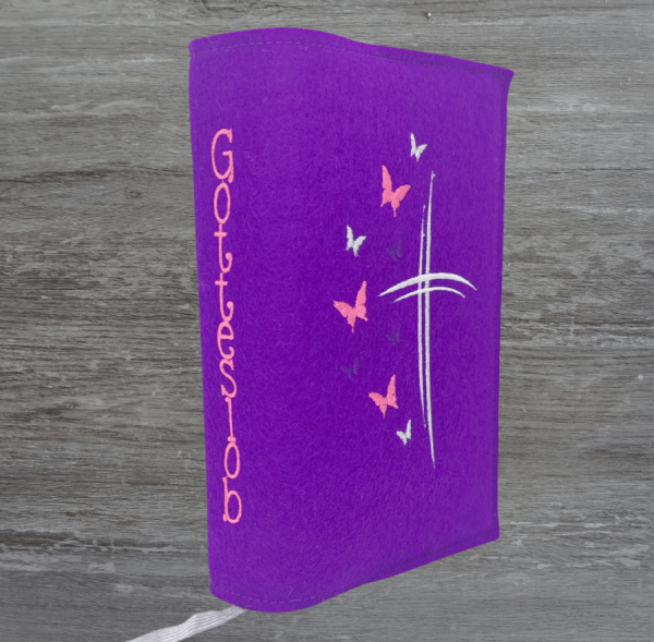 Gotteslobhülle in violett, Kreuze, Schmetterlinge