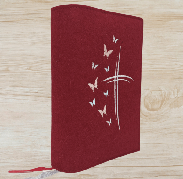 Gotteslobhülle in Kirsch meliert, Kreuze, Schmetterlinge